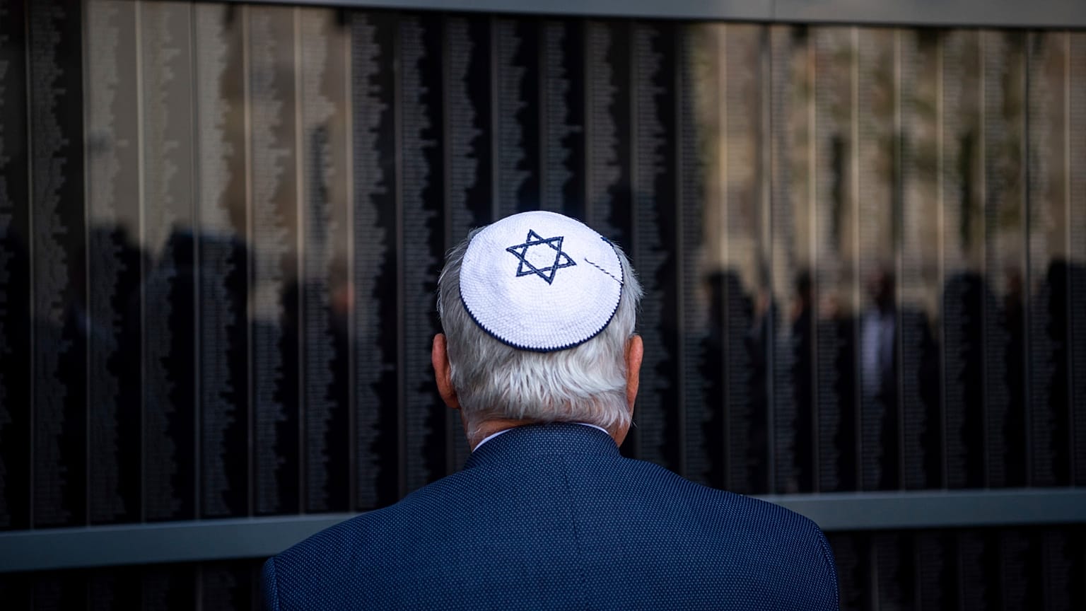 Ein Mann steht vor der "Erinnerungswand" am der Holocaust-Gedenkstätte in Budapest