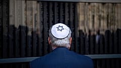 Ein Mann steht vor der "Erinnerungswand" am der Holocaust-Gedenkstätte in Budapest
