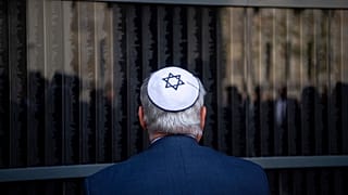 Ein Mann steht vor der "Erinnerungswand" am der Holocaust-Gedenkstätte in Budapest
