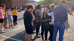 Jugendliche gedenken der Opfer in Dadeville, Alabama