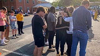 Jugendliche gedenken der Opfer in Dadeville, Alabama