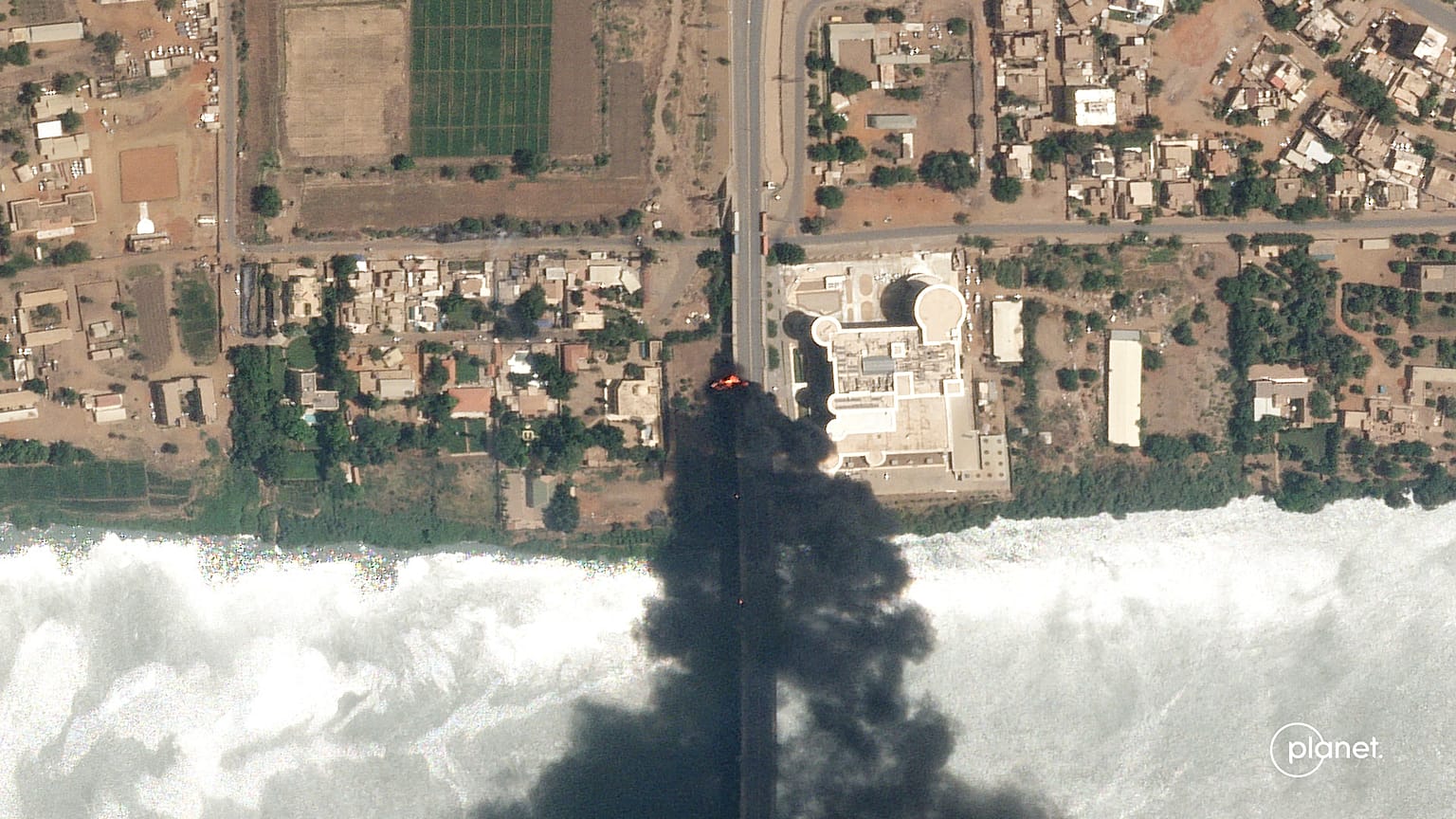 Esta foto de satélite de Planet Labs PBC muestra incendios cerca de un hospital en Jartum, Sudán, el domingo 16 de abril de 2023.