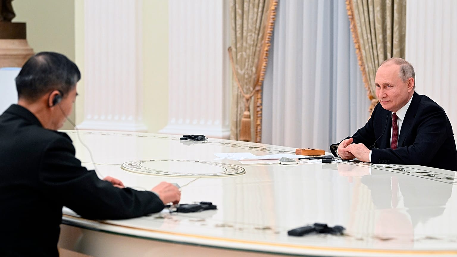 Li Shangfu és Vlagyimir Putyin