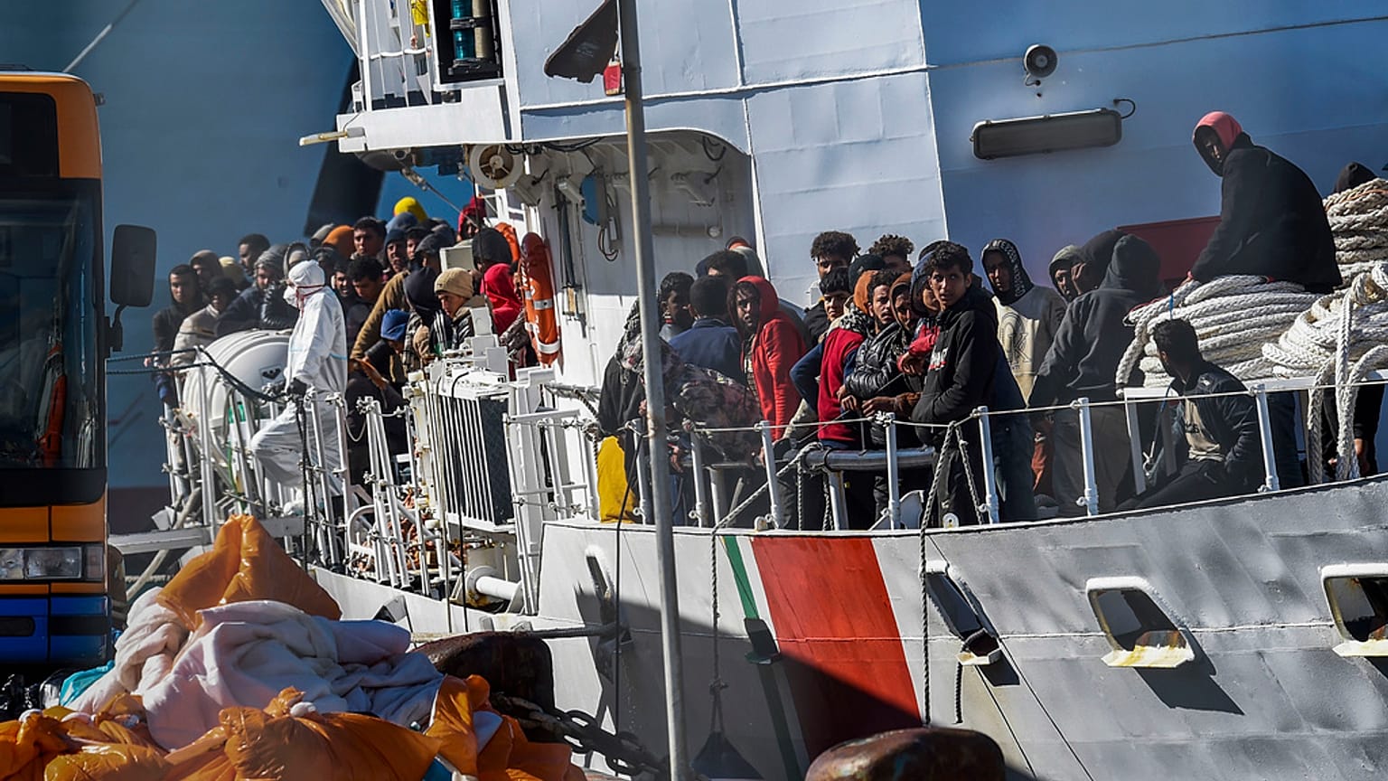Sbarcati in Sicilia i 600 migranti soccorsi in zona Sar maltese domenica 16 aprile