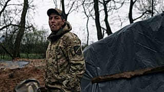 Ein ukrainischer Soldat an der Frontlinie in Bachmut