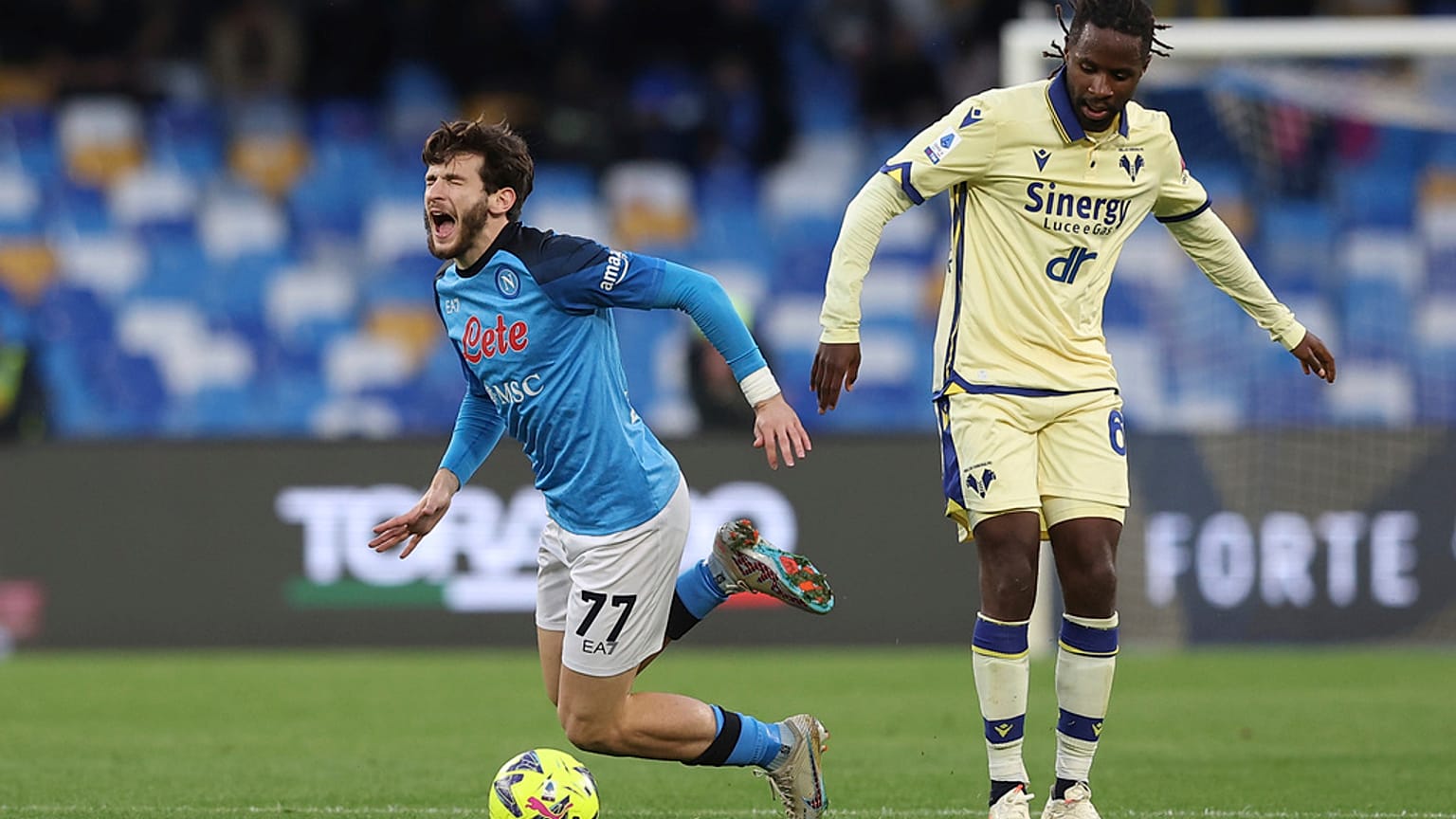 Khvicha Kvaratskhelia est victime d'une faute de la part d'Isak Hien pendant le match entre Naples et Hellas Verona,, le 15 avril 2023