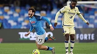 Khvicha Kvaratskhelia est victime d'une faute de la part d'Isak Hien pendant le match entre Naples et Hellas Verona,, le 15 avril 2023