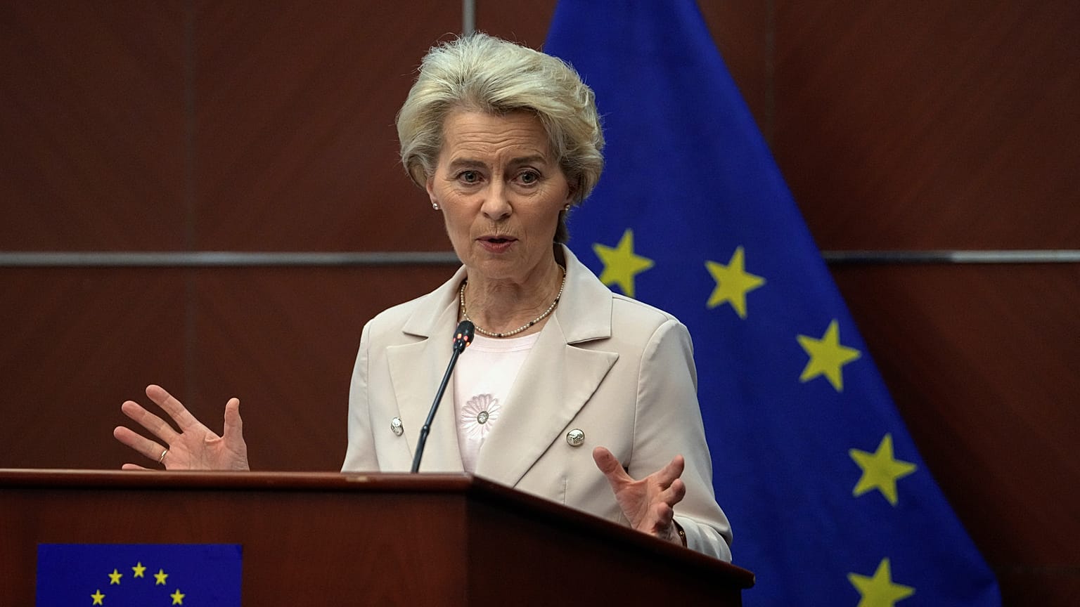 Ursula von der Leyen sajtótájékoztatót tart 2023. április 6-án
