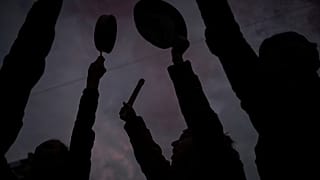 Topfschlagen als Protest gegen die TV-Ansprache von Präsident Macron