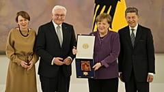 Gruppenfoto mit Elke Büdenbender, Frank-Walter Steinmeier, Angela Merkel und Joachim Sauer