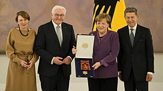 Gruppenfoto mit Elke Büdenbender, Frank-Walter Steinmeier, Angela Merkel und Joachim Sauer