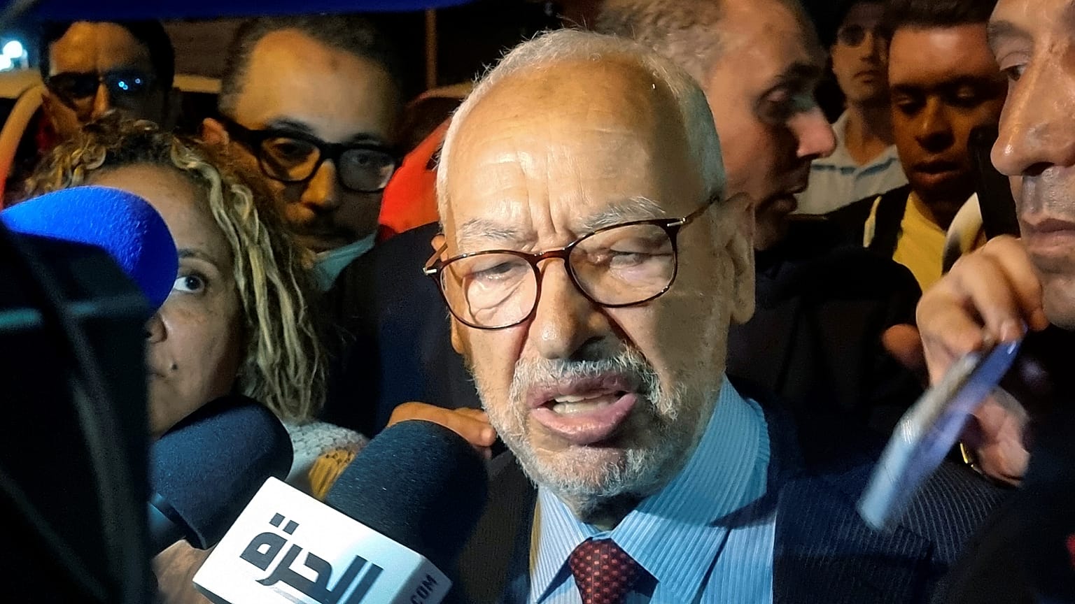 Rasíd Gannúsi nyilatkozik az újságíróknak az egyik 2022-es kihallgatása után