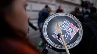 امرأة تقرع المقلاة احتجاجا على إقرار قانون إصلاح نظام التقاعد للرئيس الفرنسي - باريس. 2023/04/17