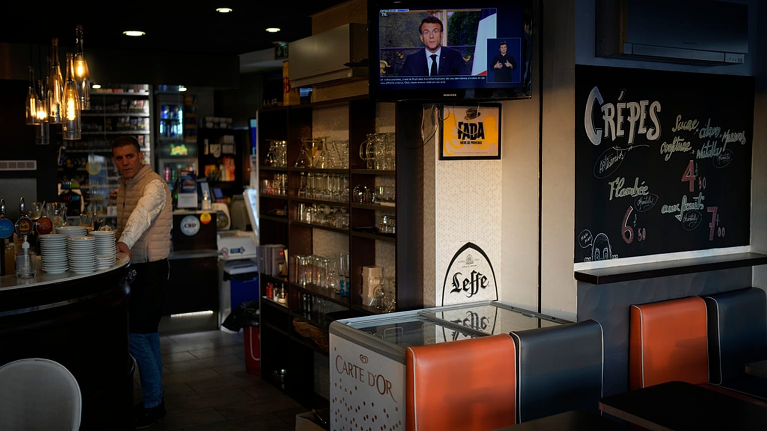 Un bar à Marseille à l'heure de l'allocution d'E. Macron, le 17 avril 2023