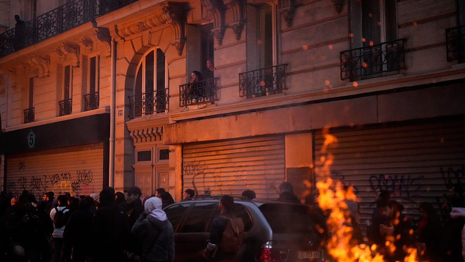 En Burdeos y Marsella, los opositores salieron a la calle a golpear cacerolas en señal de protesta.