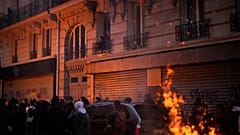 Διαδηλωτές καίνε κάδους στο Παρίσι, 17/4/2023