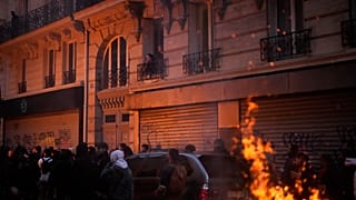 Διαδηλωτές καίνε κάδους στο Παρίσι, 17/4/2023