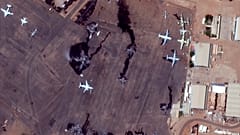 Aviones destruidos en el aeropuerto internacional de Jartum, Sudán, el lunes 17 de abril de 2023.