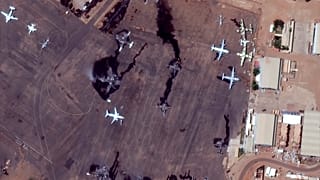 Aviones destruidos en el aeropuerto internacional de Jartum, Sudán, el lunes 17 de abril de 2023.