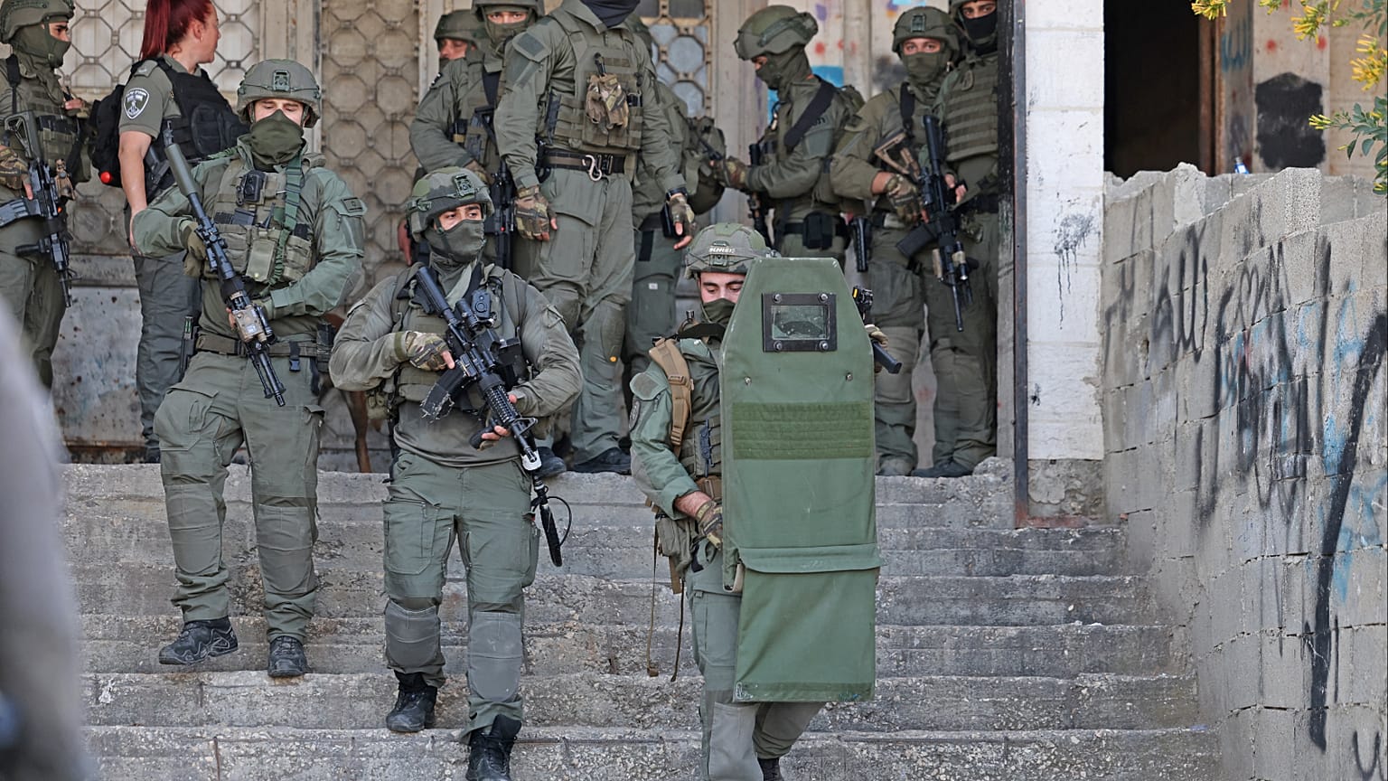 قوات الأمن الإسرائيلية تبحث عن مشتبه بهم في أعقاب الهجوم، القدس الشرقية المحتلة 18/04/2023
