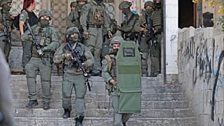 قوات الأمن الإسرائيلية تبحث عن مشتبه بهم في أعقاب الهجوم، القدس الشرقية المحتلة 18/04/2023