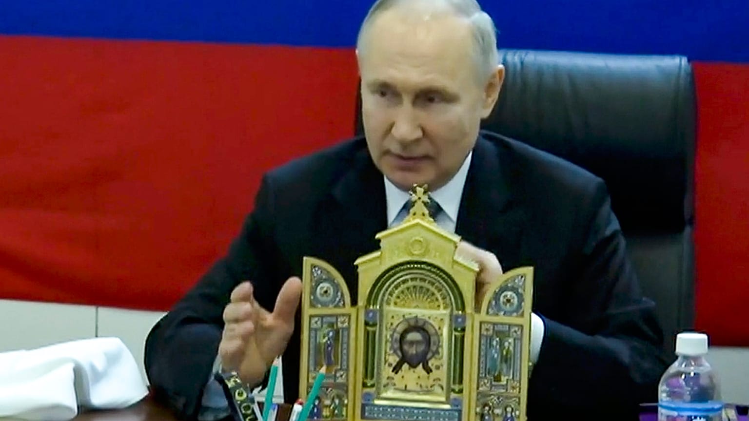 На кадрах, распространенных кремлевским пулом, президент России Владимир Путин показывает икону перед посещением одного из штабов российских войск. 