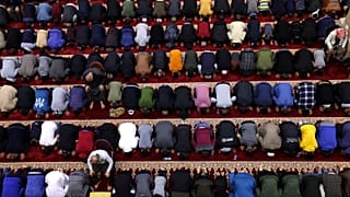 مصلون في مسجد بغزة