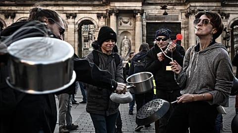 Des manifestants tapent sur des casseroles pour exprimer leur mécontentement face à la réforme des retraites enclenchée par Emmanuel Macron.