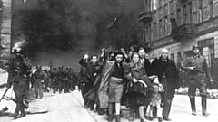 Un groupe de Juifs polonais est emmené en déportation par des soldats SS allemands lors de la destruction du ghetto de Varsovie.