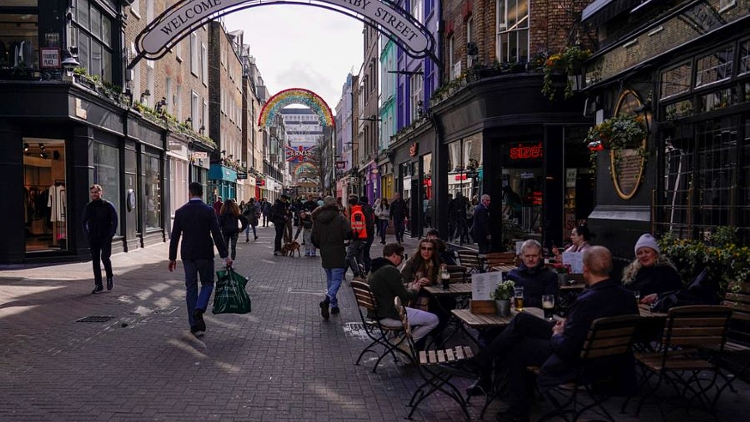 A kép illusztráció (Carnaby Street, London)