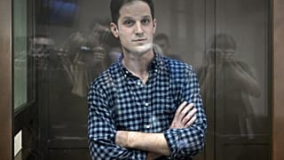 Le journaliste américain Evan Gershkovich, le 18 avril 2023, lors d'une audience devant un tribunal de Moscou (Russie).
