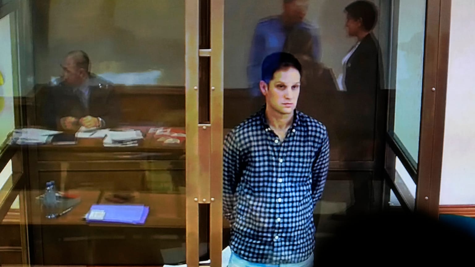 O repórter do WSJ, Evan Gershkovich, durante a audiência no tribunal