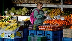 Μια γυναίκα διαλέγει τρόφιμα σε σούπερ μάρκετ στο Λονδίνο το Νοέμβριο του 2021. 
