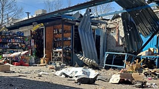 Au moins un mort est à déplorer après un bombardement russe sur le marché de Kherson, dans le sud de l'Ukraine, le 18 avril 2023