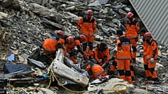Secours à l'œuvre, le 18 avril 2023, à Torkham au Pakistan, après un glissement de terrain dans cette localité non loin de la frontière afghane 