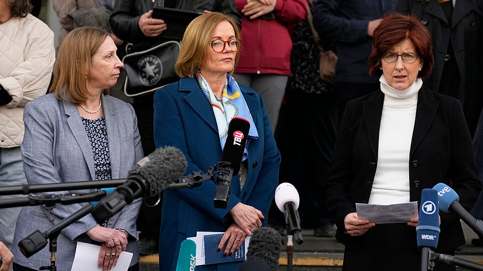 La embajadora estadounidense  Lynne Tracy, la británica Deborah Bronnert y la canadiense Alison LeClaire durante sus críticas a la sentencia del opositor Kara-Muzá este lunes