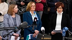 La embajadora estadounidense  Lynne Tracy, la británica Deborah Bronnert y la canadiense Alison LeClaire durante sus críticas a la sentencia del opositor Kara-Muzá este lunes