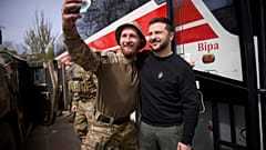 الرئيس الأوكراني فولوديمير زيلينسكي يقف لالتقاط صورة شخصية مع جندي في موقع في أفدييفكا، منطقة دونيتسك، أوكرانيا، الثلاثاء 18 أبريل 2023