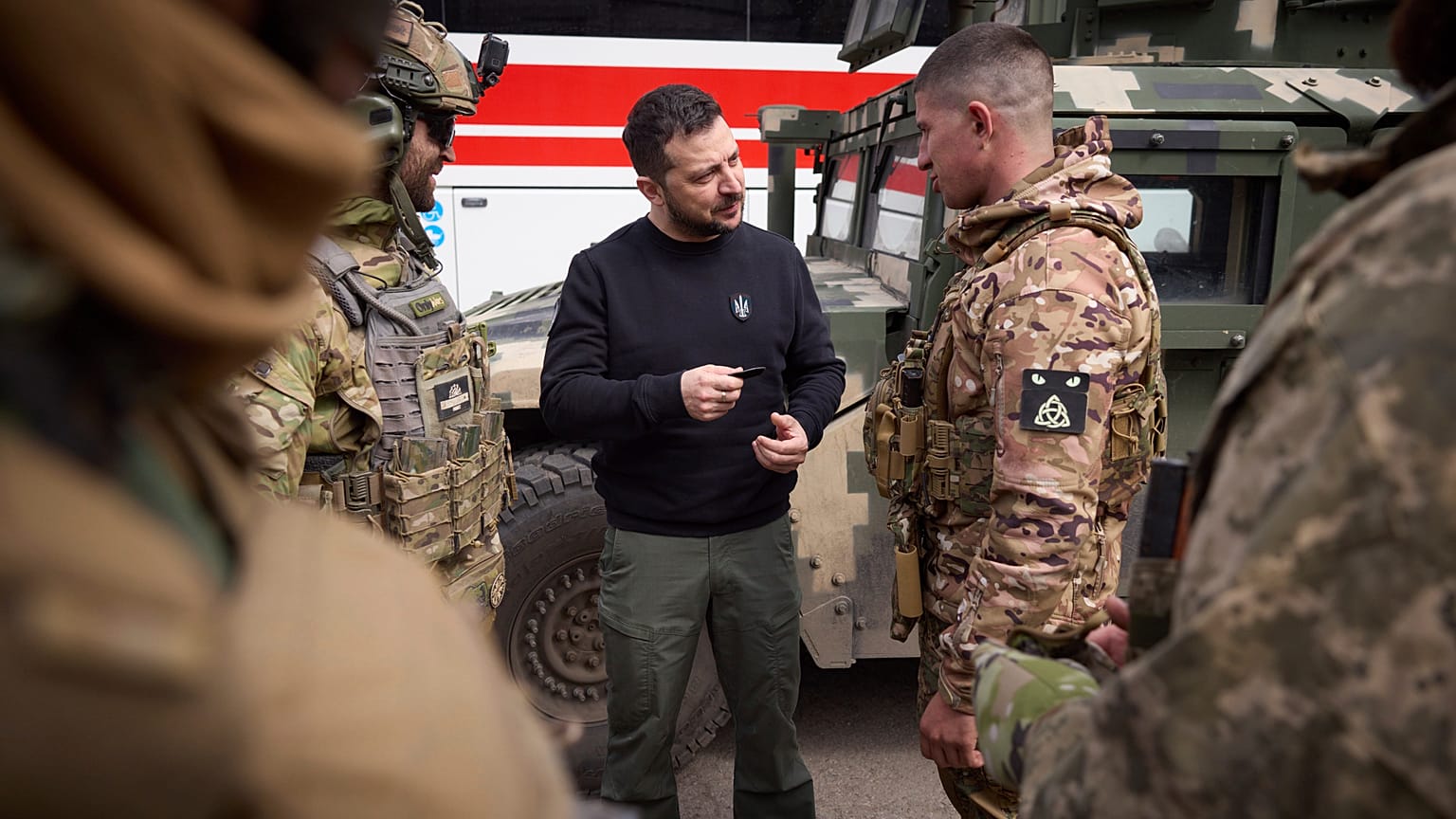 Ein ukrainischer Soldat im Gespräch mit Präsident Wolodymyr Selenskyj 