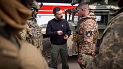 Ein ukrainischer Soldat im Gespräch mit Präsident Wolodymyr Selenskyj 