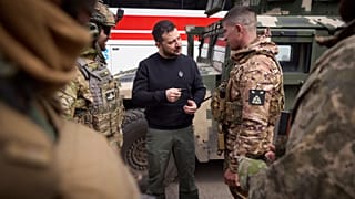 Ein ukrainischer Soldat im Gespräch mit Präsident Wolodymyr Selenskyj 