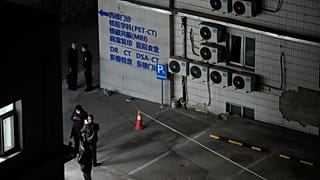 A Csangfeng kórház tűzben megrongálódott épülete Pekingben 2023. április 18-án