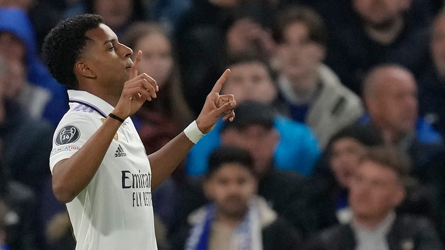 A Real Madrid Rodrygo (képünkön) két góljával nyert Londonban a Chelsea elleni BL-mérkőzésen.