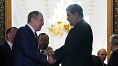 El presidente de Venezuela, Nicolás Maduro (d), estrecha la mano del ministro de Asuntos Exteriores de Rusia, Serguéi Lavrov.