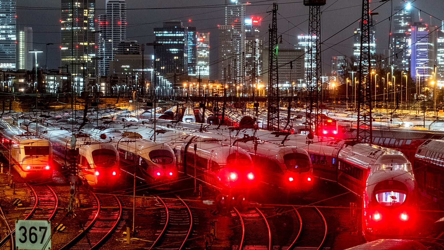 ICE trenleri Frankfurt'taki merkez istasyonun dışında park halinde.