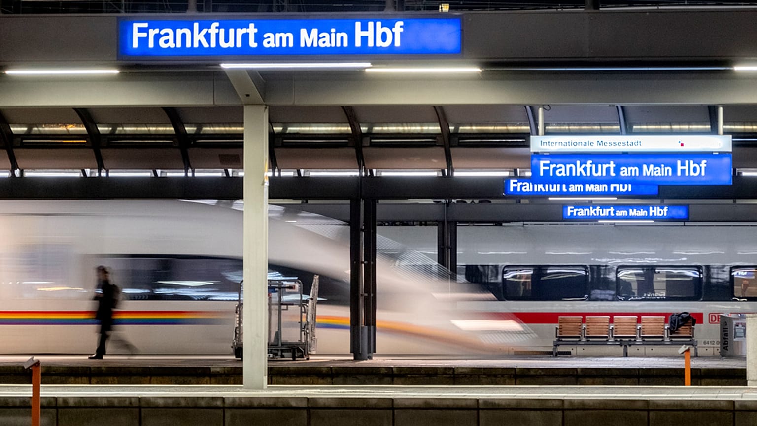 Des trains arrivent à la gare principale de Francfort-sur-le-Main le mercredi 24 février 2024.