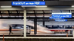 Des trains arrivent à la gare principale de Francfort-sur-le-Main le mercredi 24 février 2024.