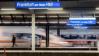 Des trains arrivent à la gare principale de Francfort-sur-le-Main le mercredi 24 février 2024.