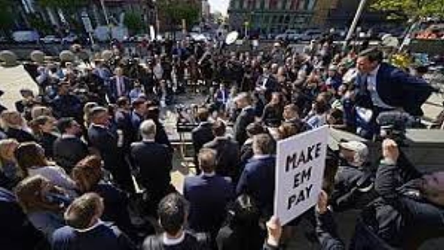 Manifestazione di giornalisti davanti alla sede di Dominion Voting Systems 