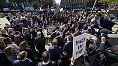 Manifestazione di giornalisti davanti alla sede di Dominion Voting Systems 